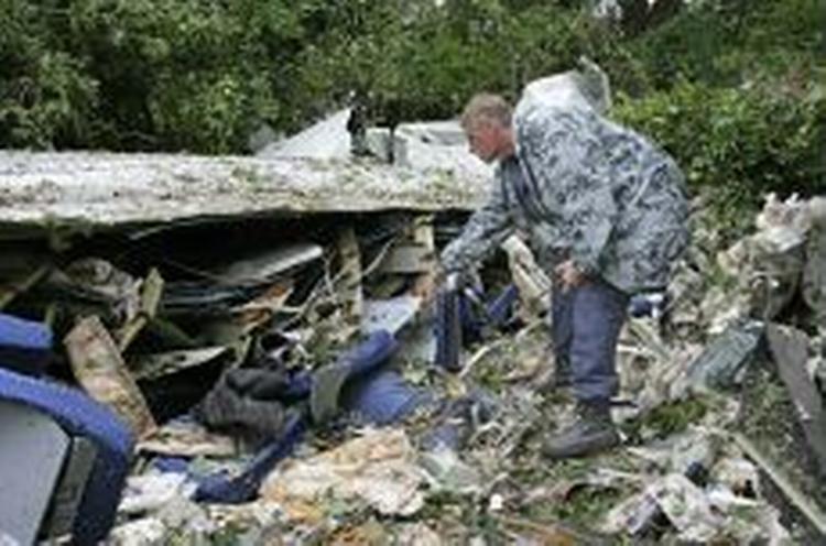 Tv-billeder af vragdele af Tu-134-flyet, der styrtede ned i Tula-regionen 200 km syd for Moskva. - Foto: AP 