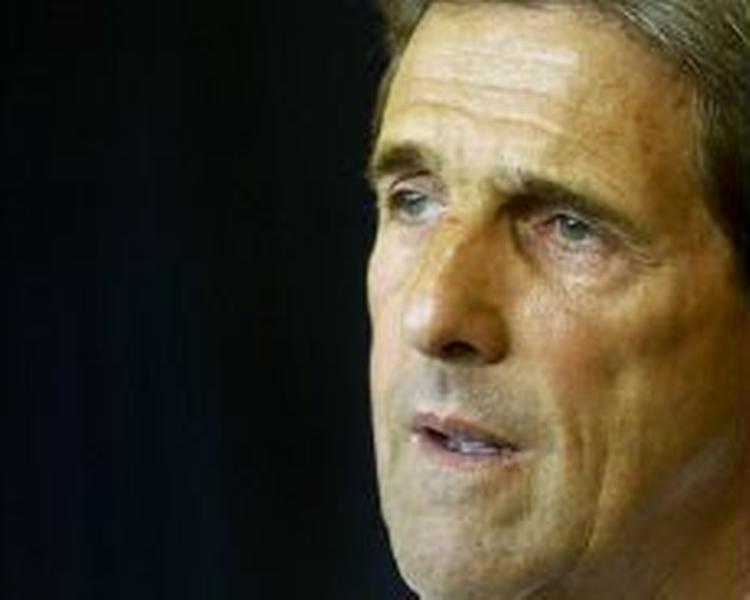 John Kerry mener forsvarsminister Donald Rumsfeld bør gå. - Foto: AP 