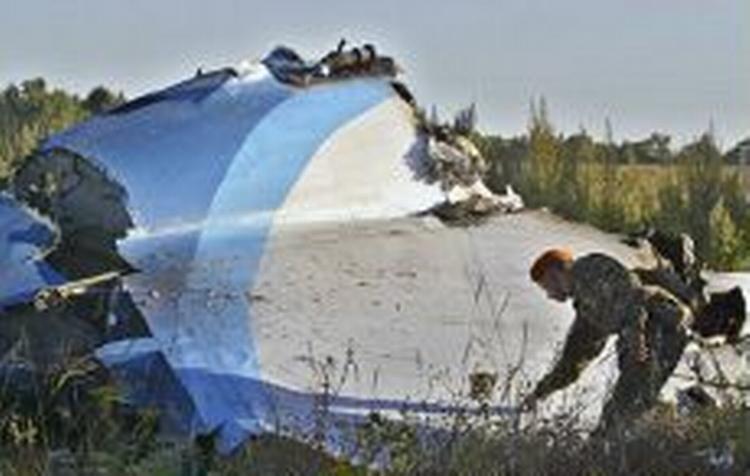 Vragdelene fra de to fly blev spredt over et stort område. - Foto: AP 
