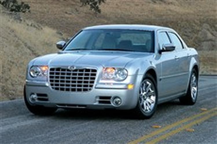 Bag den voldsomme kølergrill på Chrysler 300 C gemmer sig enten en V6- eller V8-motor. Foto:Chrysler 