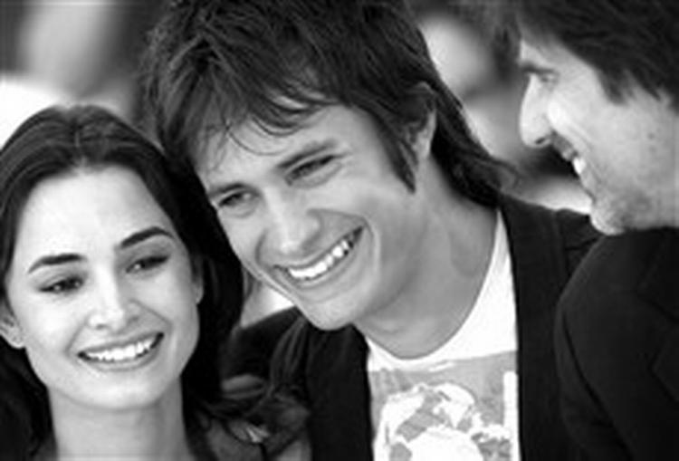 Den nye mexicanske kvindebedårer, 25-årige Gael Garcia Bernal, sammen med argentinske Mía Maestro og instruktør Walter Salles ved premieren på 'Motorcykel Dagbog' i Cannes i maj. - Foto: Morten Bjørn Jensen 