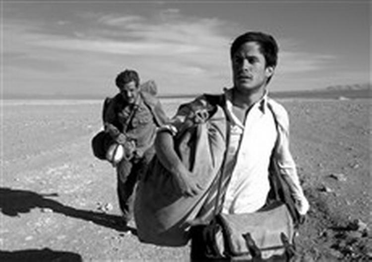 Che Guevara (Gael Garcia Bernal, forrest) og Alberto Granado (Rodrigo de la serna) på deres problemfyldte rejse gennem Sydamerika. - PR-foto: Sandrew/Metronome 