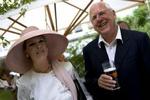 DET ER VEL IKKE OS, HAN TALER OM? Suzanne Brøgger og Klaus Rifbjerg var rutinerede deltagere i Gyldendals efterårsreception i går. - Foto: Thomas Borberg. 