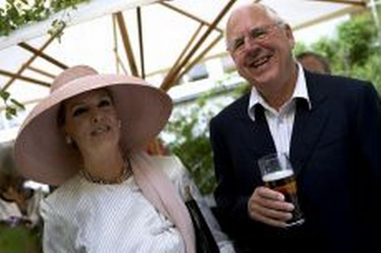 DET ER VEL IKKE OS, HAN TALER OM? Suzanne Brøgger og Klaus Rifbjerg var rutinerede deltagere i Gyldendals efterårsreception i går. - Foto: Thomas Borberg. 