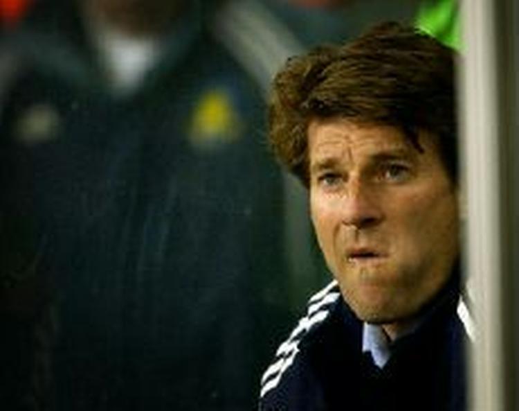 Cheftræner Michael Laudrup er langt fra tilfreds med spillernes indsats. - Foto: Jens Dresling. 