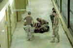 Den øverstkommanderende i Irak gjorde langt fra nok for at forhindre overgreb mod fanger i Abu Ghraib-fængslet. - Foto: AP 