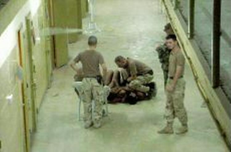 Den øverstkommanderende i Irak gjorde langt fra nok for at forhindre overgreb mod fanger i Abu Ghraib-fængslet. - Foto: AP 