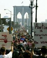 Tusindvis af amerikanerne demonstrrer i forbindelse med konventet - her ved Brooklyn Bridge. - Foto: AP 