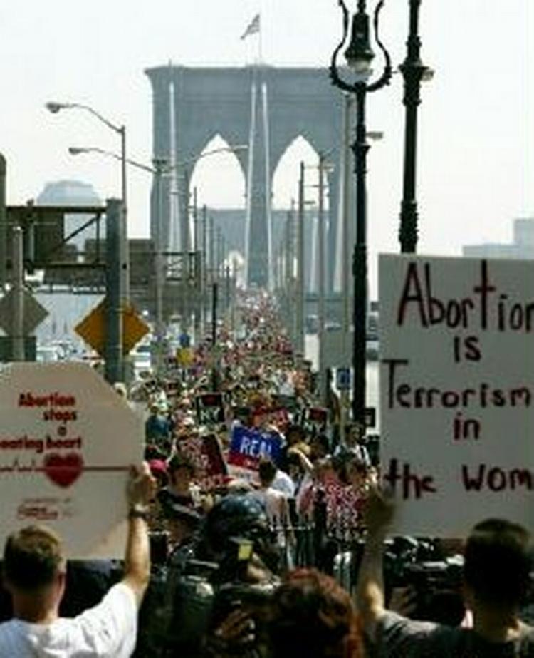 Tusindvis af amerikanerne demonstrrer i forbindelse med konventet - her ved Brooklyn Bridge. - Foto: AP 