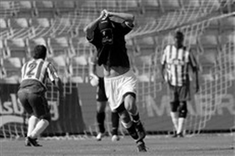 Tobias Grahn har afgjort kampen i Odense til AGF s fordel. Så stiger temperaturen, og så ryger trøjen ... det skal den jo.   Foto: Lars Skaaning 