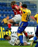 Johan Elmander er lige ved at nå frem til bolden, men Silkeborgs målmand Henrik Ipsen kommer først. Til gengæld lagde Elmander flot op til Retovs scoring.   Foto: Lars Poulsen 