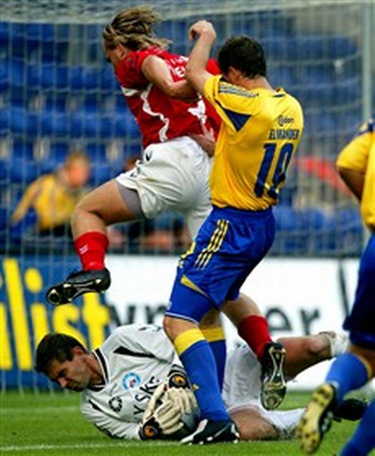 Johan Elmander er lige ved at nå frem til bolden, men Silkeborgs målmand Henrik Ipsen kommer først. Til gengæld lagde Elmander flot op til Retovs scoring.   Foto: Lars Poulsen 