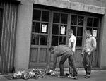 Mange lagde blomster uden for diskotek Rock Inn efter drabene. - Foto: Andreas Szlavik 