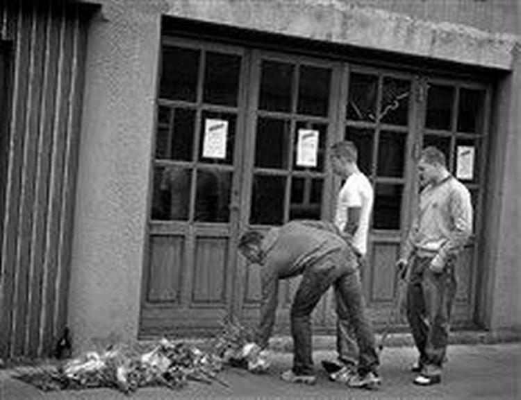 Mange lagde blomster uden for diskotek Rock Inn efter drabene. - Foto: Andreas Szlavik 