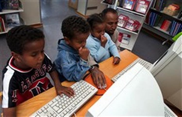 Pengene fra Gates Foundation gives til Århus-bibliotekerne, fordi de arbejder målrettet på at sikre fri internetadgang til alle samfundsgrupper   også flygtninge og indvandrere. - Foto: Chilli 