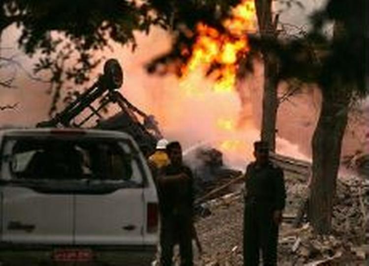 Voldsomme brande hærgede Kabul efter eksplosionen. - Foto: AP 