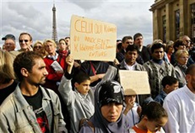 Politikere, intellektuelle og almindelige franskmænd af alle hudfarver og religioner demonstrerede både foran radiohuset og på Place Trocadéro ved Eiffeltårnet. - Foto: AP 