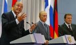 Chirac, Putin og Schröder til pressemødet i dag, hvor de tre statsledere har annonceret den helt store forbrødring. - Foto: AP 