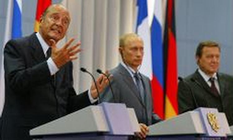 Chirac, Putin og Schröder til pressemødet i dag, hvor de tre statsledere har annonceret den helt store forbrødring. - Foto: AP 