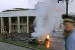 Brandfolk slukker ilden i den sprængte bil ved Risjkaja-metrostationen i det nordlige Moskva. - Foto: AP 