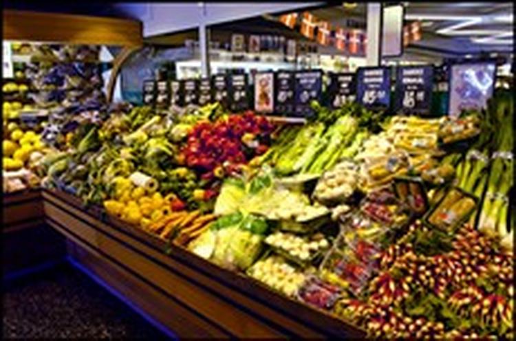 Føtex og Bilka nægtede tirsdag Politiken at tage billeder af deres fugtbestøvede grøntafdelinger. »Svenskernes fugtanlæg er en Skoda«, siger informationchef Poul Guldborg. - Arkivfoto: Jens Dige 