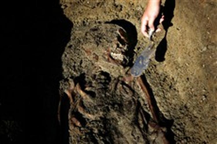 50 centimeter nede i jorden dukkede i går et velbevaret skelet op fra omkring det tredje eller fjerde århundrede. Den unge oldtidsmand havde fine tænder, hvilket kan tyde på god kost. - Foto: Mads Nissen 