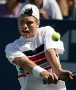 Kristian Pless koncentrerer sig om et baghåndsslag under kampen mod Kuerten i New York. - Foto: AP 