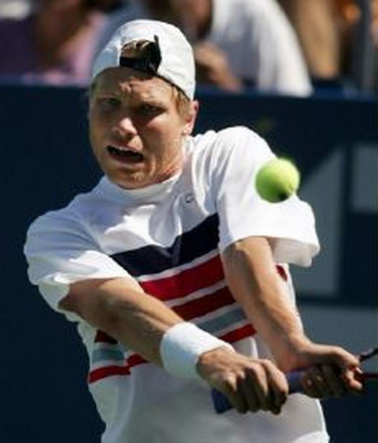 Kristian Pless koncentrerer sig om et baghåndsslag under kampen mod Kuerten i New York. - Foto: AP 