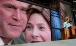 Laura Bush har været dér, og natten til fredag er det gemalens tur til at gå på talerstolen i New York. - Foto: AP 