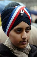 Franske muslimer protestrede vildt, da 'tørklædeloven' blev vedtaget, men de følger loven på deres første skoledag. - Arkivfoto: AP 