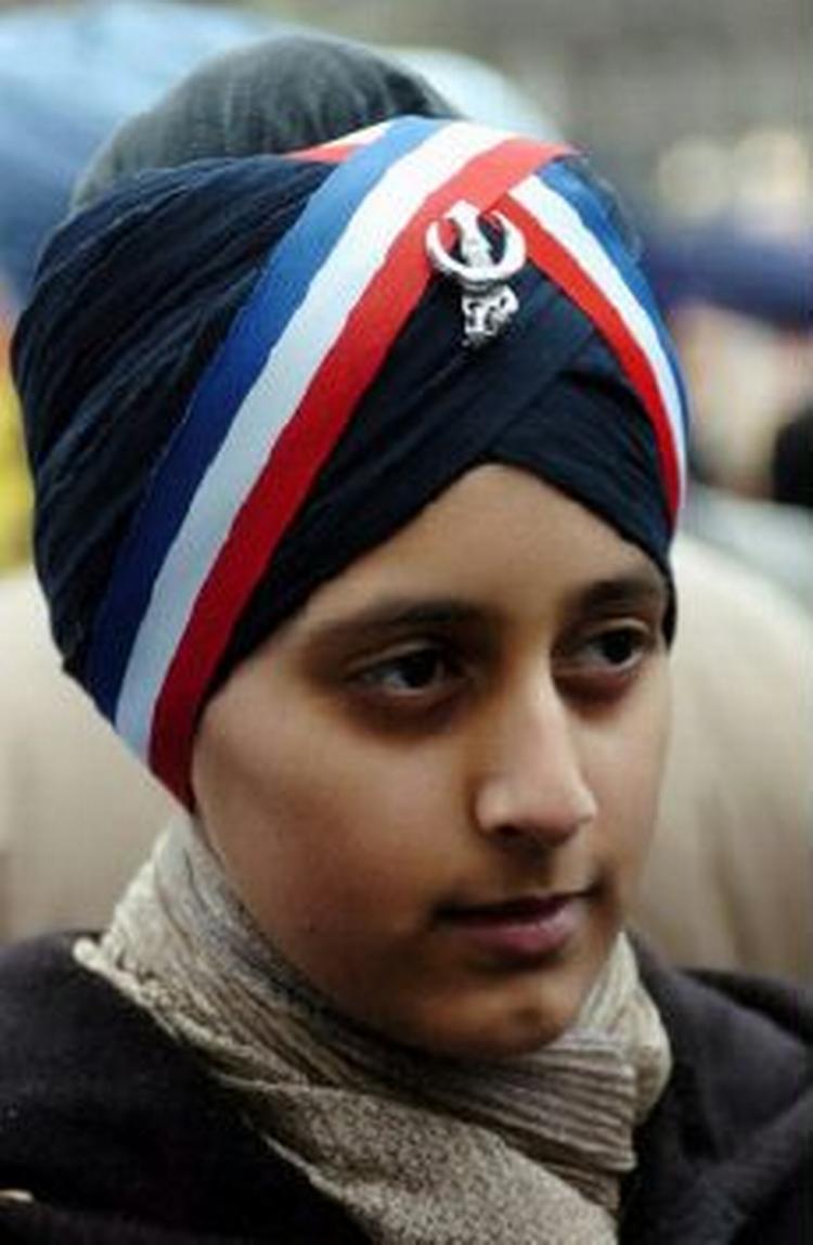 Franske muslimer protestrede vildt, da 'tørklædeloven' blev vedtaget, men de følger loven på deres første skoledag. - Arkivfoto: AP 