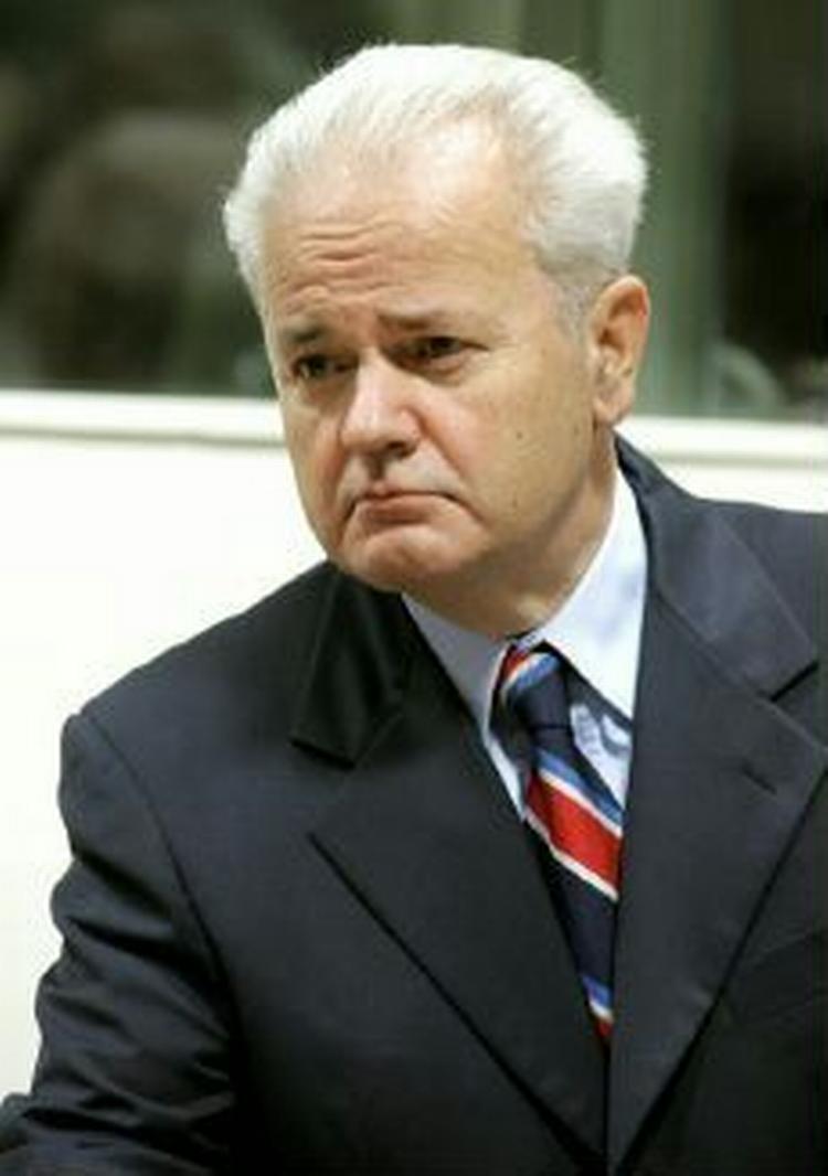 Milosevic kalder beslutningen om at pålægge ham forsvarer for 'et brud på menneskerettighederne'. - Foto: AP 