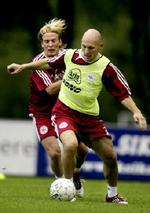 Den danske midtbane skal styres af Christian Poulsen og Thomas Gravesen. - Foto: Jakob Ehrbahn 