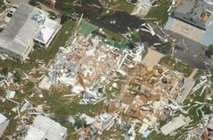 Det kan ikke svare sig for Floridas befolkning at begynde genopbygning efter orkanen Charleys hærgen. Frances er på vej! - Foto: AP 