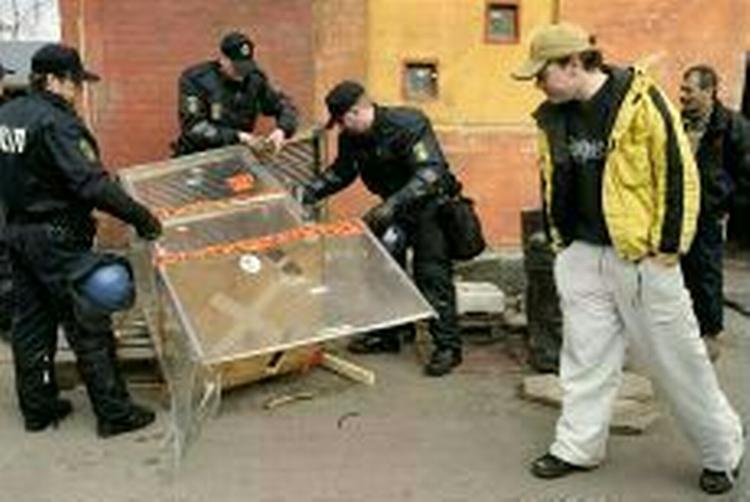 Billede fra den store politiaktion på Christiania i marts. - Foto: AP 