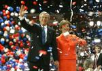 Bush - her med sin kone Laura - blev valgt som præsidentkandidat uden modkandidater. - Foto: AP 