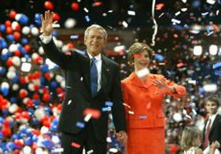 Bush - her med sin kone Laura - blev valgt som præsidentkandidat uden modkandidater. - Foto: AP 