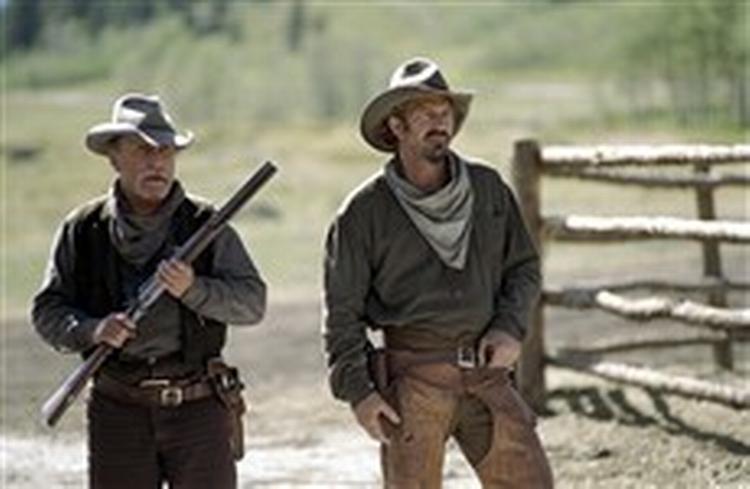 Kevin Costner beviste med sin lavmælte hesteopera 'Open Range' fra 2003, at det fint kan lade sig gøre at lave rigtige westerns i vore dage uden at forfalde til gold ironisering eller postmoderne pastiche. - PR-foto 
