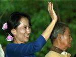 EU truer med nye sanktioner, hvis regeringen i Burma ikke opfylder en række betingelser. Blandt dem er, at oppositionslederen Aung San Suu Kyi skal løslades og hendes parti skal deltage i forhandlingerne om en ny forfatning.   Foto: AP 