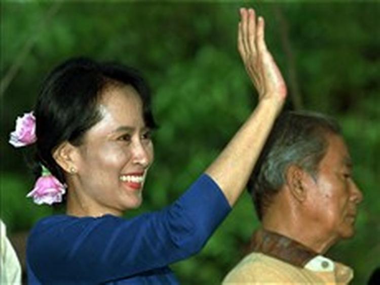 EU truer med nye sanktioner, hvis regeringen i Burma ikke opfylder en række betingelser. Blandt dem er, at oppositionslederen Aung San Suu Kyi skal løslades og hendes parti skal deltage i forhandlingerne om en ny forfatning.   Foto: AP 
