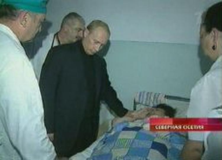 Præsident Putin besøgte et hospital i Beslan i morges. - Foto: AP 