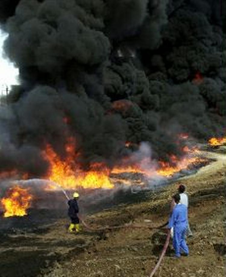 Brandfolk forsøger at slukke ilden i nærheden af Basra. - Foto: AP 