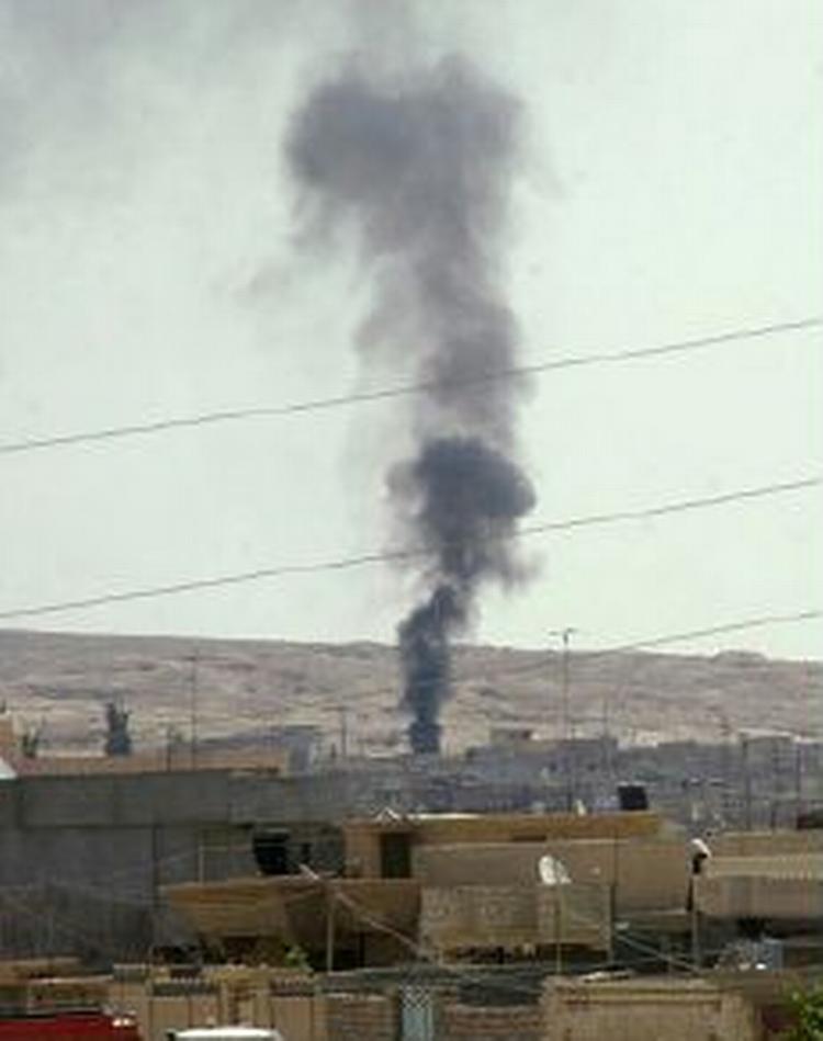 Røg stiger op efter kampe i Mosul. - Foto: AP 