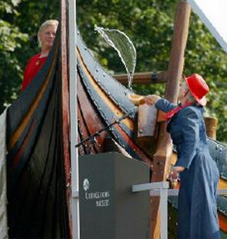 »Jeg navngiver dig hermed "Havhingsten af Glendalough". Held og lykke på rejsen. Må din færd styrke de dansk-irske bånd«, sagde droningen. - Foto: AP 