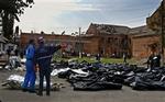 Redningsarbejdere på skolen i Beslan i gang med at skaffe et overblik. Listerne over ofre er ufuldstændige, og mange pårørende klager over at blive holdt i uvished.   Foto: AP 