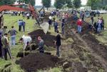 Gravene gøres klar i Beslan til de mange ofre. - Foto: AP 