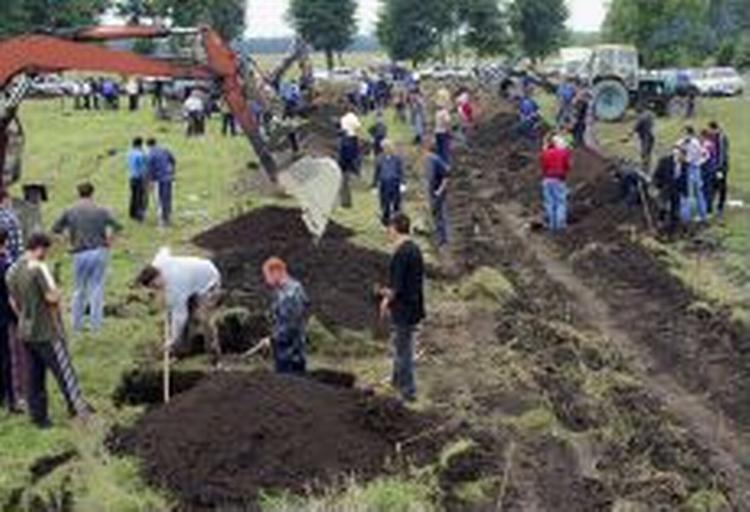 Gravene gøres klar i Beslan til de mange ofre. - Foto: AP 