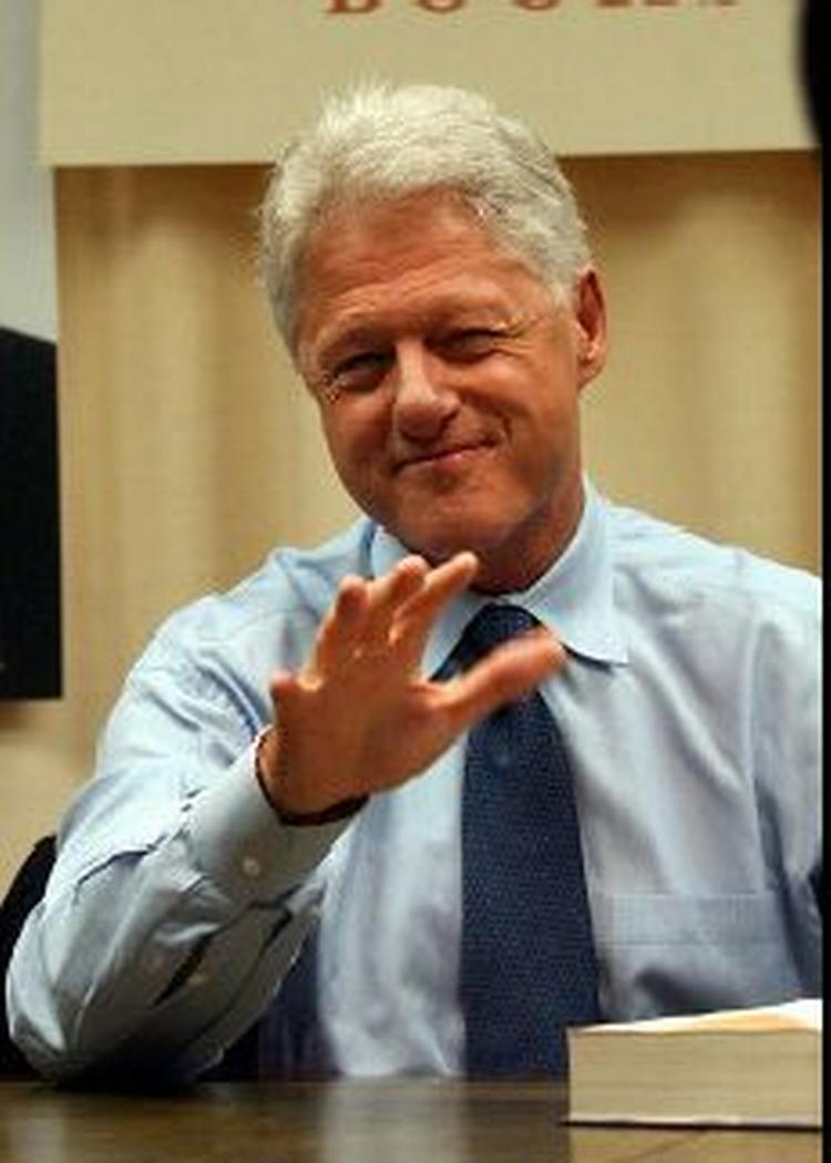 Bill Clinton har haft en legendarisk hang til burgere og anden hurtigmad. Men både han og Hillary Clinton, som også tog på i vægt, har fulgt en kostplan de seneste måneder, der hedder South Beach-diæten. - Arkivfoto: AP 