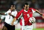 Ashley Cole forsøger at løbe Mario Haas og bolden op i kampen mellem England og Østrig. - Foto: AP 