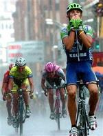 Kelmes spanske rytter Alejandro Valverde snød alle konkurrenterne i den regnfulde afslutning og kunne med fingerkys krydse målstregen som vinder.   Foto: Luis Tejido/AP 